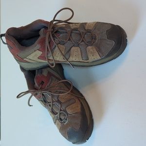 Columbia, youth brown hiking /trail shoes. Size 7